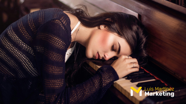 Disparar a todo y dar al pianista